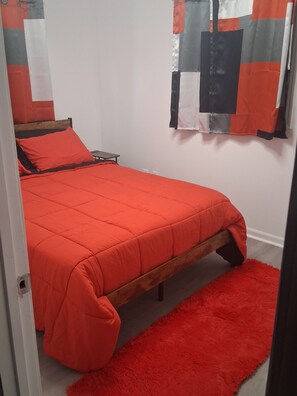 Room - 3-bedroom house in serene Flint with cool AC for relaxing stays (Flint)