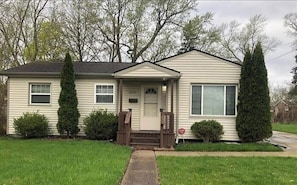 Exterior - 3-bedroom house in serene Flint with cool AC for relaxing stays (Flint)
