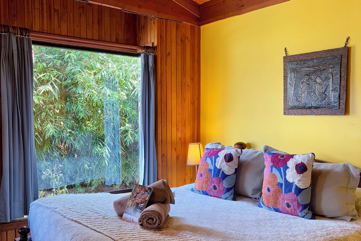 Cabaña, patio, vista al río | Wifi gratis y ropa de cama