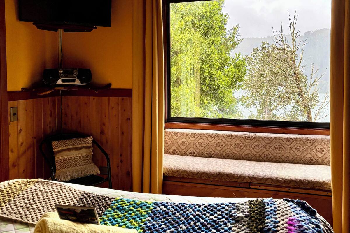 Chalet rustique, animaux de compagnie acceptés, vue sur le fleuve | Accès au Wi-Fi (inclus), literie fournie