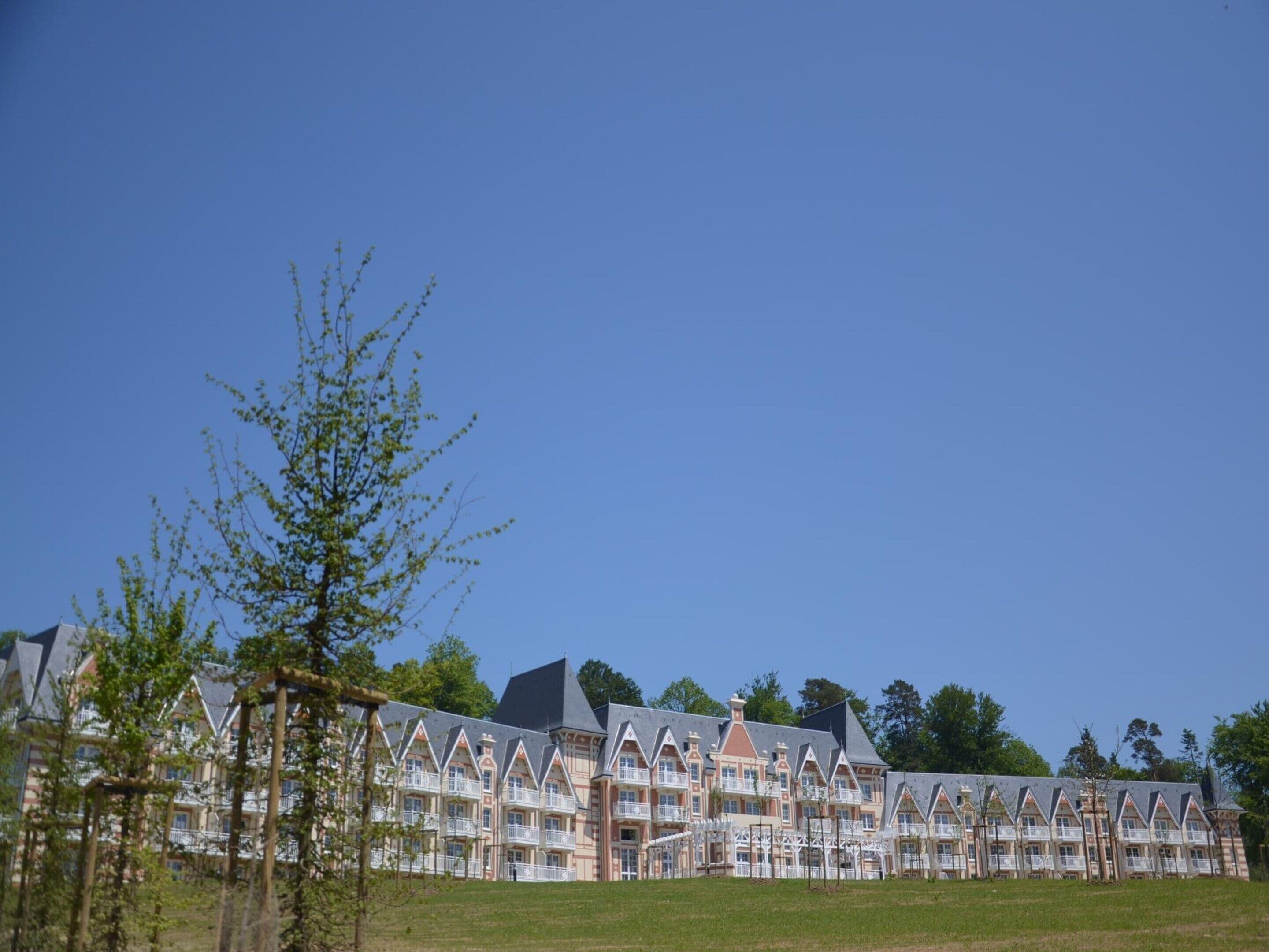 Ein großes Hotel mit mehreren Gebäuden, die jeweils einen ähnlichen Baustil mit steilen Dächern und Balkonen aufweisen.