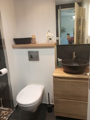 Een douche, toiletpapier