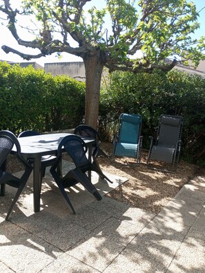 Outdoor dining - The Flight of the Mallard (Dolus-d'Oléron)