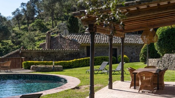 A pool area with a pergola, lounge chairs, and a dining table. - MOLÍ DE CAN BURJATS (Mont-ras)