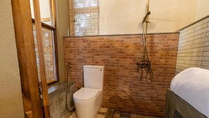 Towels, soap, shampoo, toilet paper - Villa Nugaliyadda (CP)