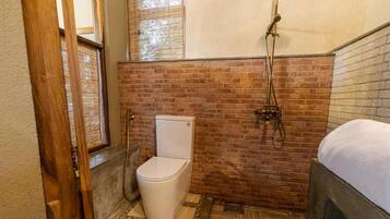 Handuk, sabun, sampo, dan tisu toilet