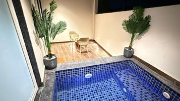 Kamar Double Mewah | Kolam renang | 2 kolam renang outdoor, dengan payung kolam renang dan kursi berjemur