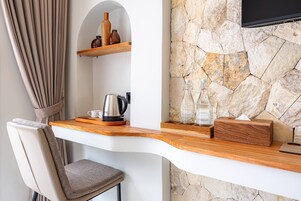 Habitación de lujo doble, 1 cama de matrimonio grande, no fumadores, vistas a la piscina | Sábanas de algodón egipcio y ropa de cama de alta calidad