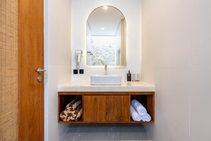 Doppelzimmer, 1 King-Bett, Nichtraucher, Poolblick | Badezimmer