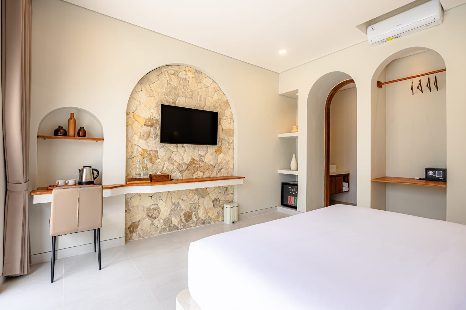 Quarto casal superluxo, 1 cama King, para não fumantes, vista para a piscina | Roupas de cama de algodão egípcio, roupas de cama premium