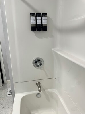 Hårføner, håndklær, såpe og toalettpapir