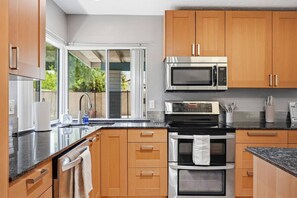Wasserkocher mit Kaffee-/Teezubehör, Kühlschrank, Mikrowelle