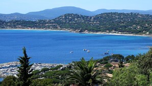 A coastal town with a marina, boats, and a beach. - House with pool and garden in Les Issambres (Roquebrune-sur-Argens)
