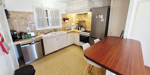 Wasserkocher mit Kaffee-/Teezubehör, Kühlschrank, Mikrowelle, Ofen