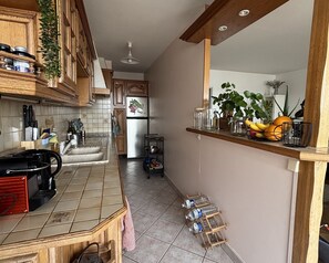 Wasserkocher mit Kaffee-/Teezubehör, Kühlschrank, Mikrowelle, Ofen