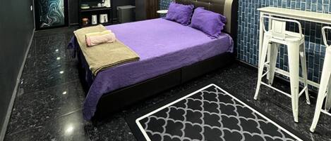 1 habitación, tabla de planchar con plancha, wifi gratis y ropa de cama
