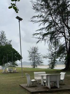 Outdoor dining - Coast Studio seaview 170 metre Kampung Makam Beach with swimming pool (Mersing)