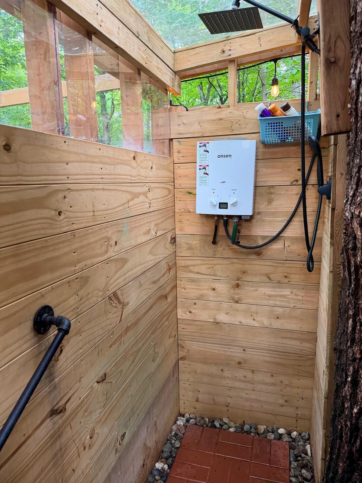 Une cabane en bois équipée d’un sauna intégré, d’un chauffe-eau et d’un panneau solaire.