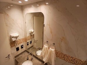 Douche, sèche-cheveux, bidet, savon