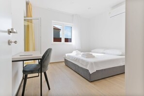 Ein modernes Schlafzimmer mit einem Bett, einem Schreibtisch und einem Stuhl.