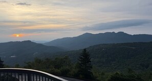 A mountainous landscape with a sunset. - Broken Antler at Sugar Top — Grandfather Mountain Views, Indoor Pool & Hot Tub (Sugar Mountain)