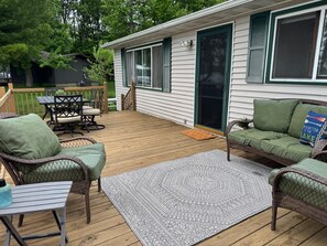 Outdoor dining - Fridays Next Door, dog friendly waterfront cottage (Tomahawk)