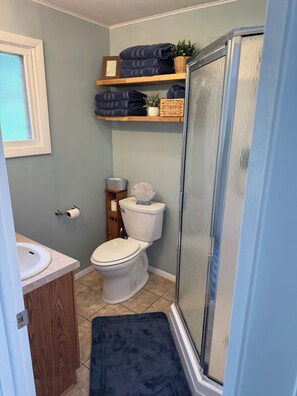 Bathroom - Fridays Next Door, dog friendly waterfront cottage (Tomahawk)