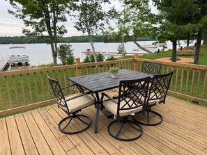 Outdoor dining - Fridays Next Door, dog friendly waterfront cottage (Tomahawk)