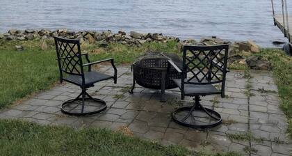 Fridays Next Door, dog friendly waterfront cottage