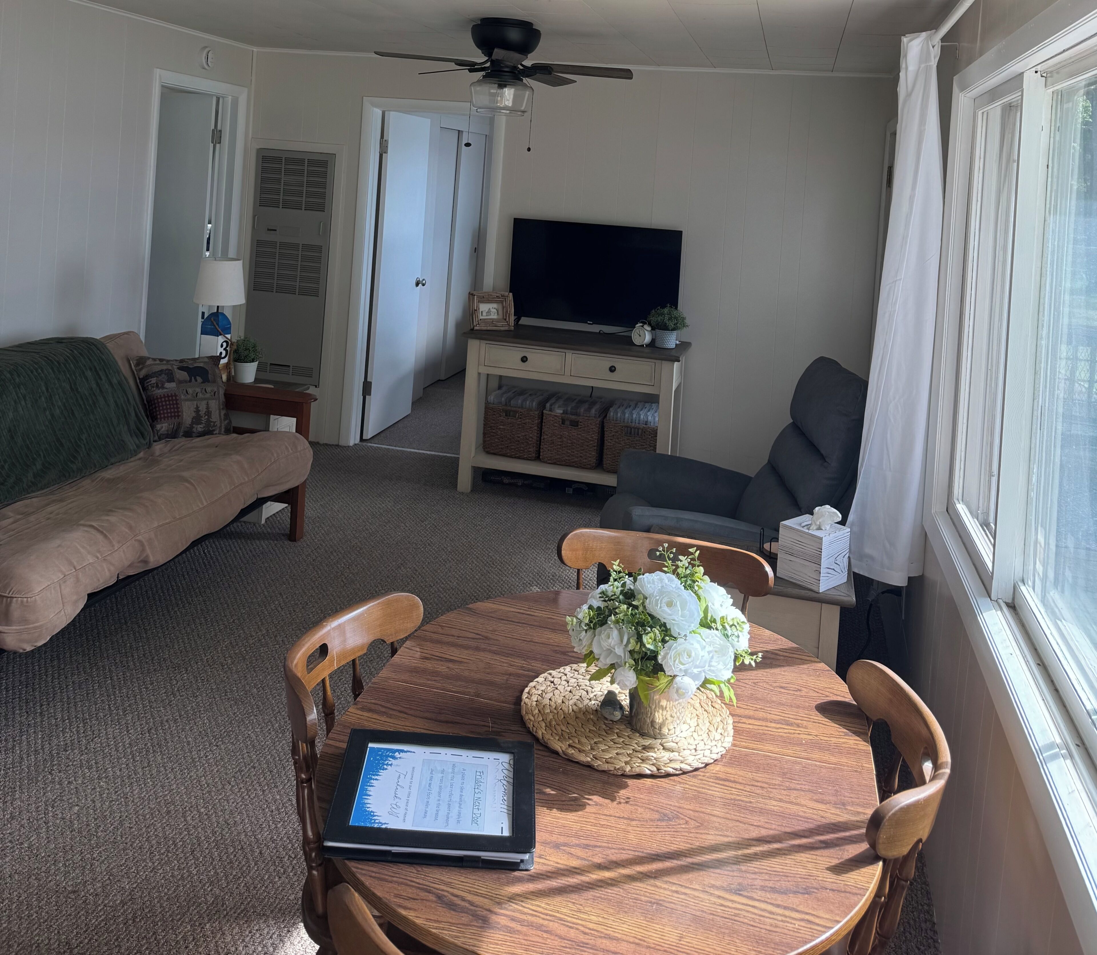 Fridays Next Door, Dog Friendly Waterfront Cottage - Wisconsin