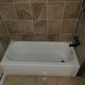 Bidet, Handtücher, Seife, Toilettenpapier