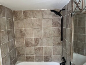 Bidet, Handtücher, Seife, Toilettenpapier