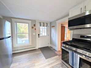 Private kitchen - Cozy Owls Head Cottage - walk to the harbor and general store! (Owls Head)