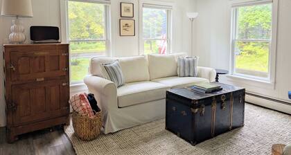 Cozy Owls Head Cottage - walk to the harbor and general store!