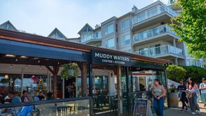 Een café genaamd 'Muddy Waters' met terras en een zichtbaar menubord.