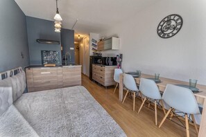 A compact living space with a kitchenette, a dining area, and a sofa. - 100m from ski slopes, 1st floor, view mountain, balcony, tv, 25m², Les Orres (Les Orres)