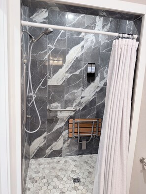 Dusche, Haartrockner, Handtücher, Seife