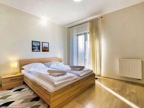 Iron/ironing board, WiFi, bed sheets