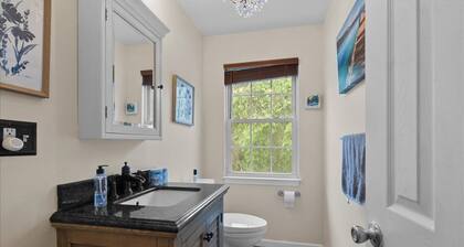 Charming 3-bedroom house in Greenwood Lake walking distance to the Lake!