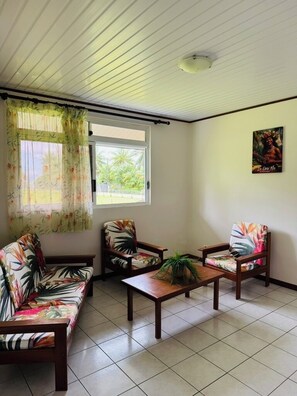 Living area - Ti'ai'rani Lodge - A Nature Getaway in Raiatea (Tumaraa)