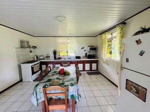 Private kitchen - Ti'ai'rani Lodge - A Nature Getaway in Raiatea (Tumaraa)
