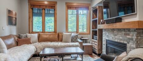 Smart TV, fireplace