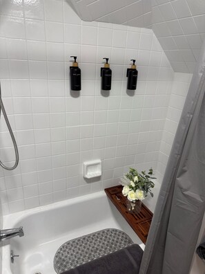Secadora de cabello, toallas, jabón, papel de baño 