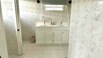 House, 3 Bedrooms, Balcony, Garden View | Bathroom