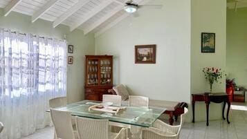House, 3 Bedrooms, Balcony, Garden View | Dining room