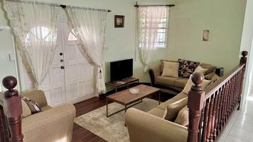 House, 3 Bedrooms, Balcony, Garden View | Living room
