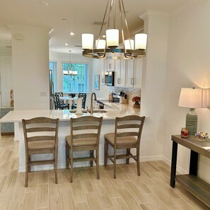 Private kitchen - Luxury Lakeside Resort Escape, Hidden Gem with Spectacular Views (Fort Myers)