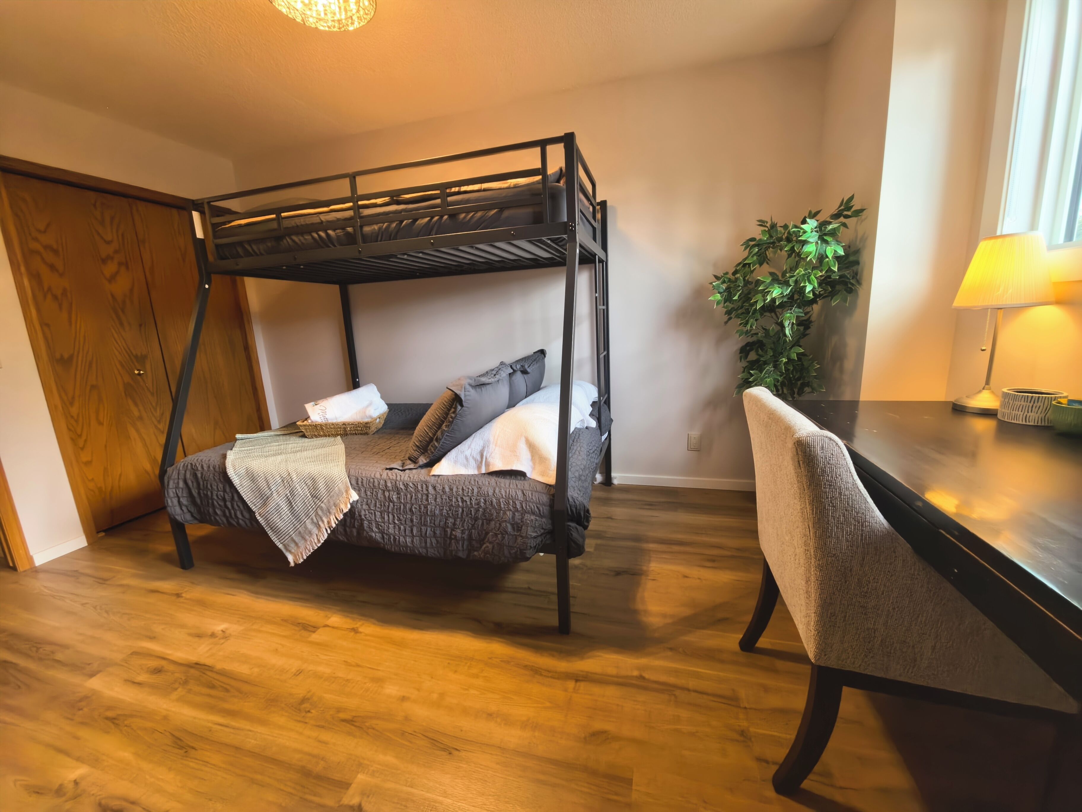 Comfort-Dreibettzimmer | Schreibtisch, laptopgeeigneter Arbeitsplatz, kostenloses WLAN
