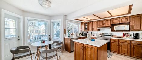 Full-size fridge, microwave, oven, stovetop