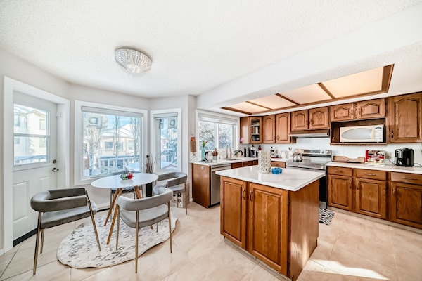 Full-size fridge, microwave, oven, stovetop